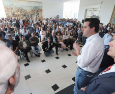 O governador Carlos Massa Ratinho Junior anunciou nesta segunda-feira (9) a expansão do programa que viabiliza instalação de caixas d'água em casas de famílias em situação de vulnerabilidade social. Participaram: secretários da Justiça, Família e Trabalho, Ney Leprevost; da Saúde, Beto Preto; presidente da Sanepar, Claudio Stabile; deputados estaduais; prefeitos; entre outras autoridades.Curitiba, 09-09-19.Foto: Arnaldo Alves / AEN.