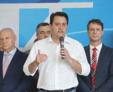 O governador Carlos Massa Ratinho Junior anunciou nesta segunda-feira (9) a expansão do programa que viabiliza instalação de caixas d'água em casas de famílias em situação de vulnerabilidade social. Participaram: secretários da Justiça, Família e Trabalho, Ney Leprevost; da Saúde, Beto Preto; presidente da Sanepar, Claudio Stabile; deputados estaduais; prefeitos; entre outras autoridades.Curitiba, 09-09-19.Foto: Arnaldo Alves / AEN.