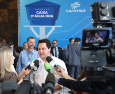 O governador Carlos Massa Ratinho Junior anunciou nesta segunda-feira (9) a expansão do programa que viabiliza instalação de caixas d'água em casas de famílias em situação de vulnerabilidade social. Participaram: secretários da Justiça, Família e Trabalho, Ney Leprevost; da Saúde, Beto Preto; presidente da Sanepar, Claudio Stabile; deputados estaduais; prefeitos; entre outras autoridades.Curitiba, 09-09-19.Foto: Arnaldo Alves / AEN.