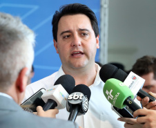 O governador Carlos Massa Ratinho Junior anunciou nesta segunda-feira (9) a expansão do programa que viabiliza instalação de caixas d'água em casas de famílias em situação de vulnerabilidade social. Participaram: secretários da Justiça, Família e Trabalho, Ney Leprevost; da Saúde, Beto Preto; presidente da Sanepar, Claudio Stabile; deputados estaduais; prefeitos; entre outras autoridades.Curitiba, 09-09-19.Foto: Arnaldo Alves / AEN.