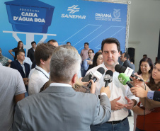 O governador Carlos Massa Ratinho Junior anunciou nesta segunda-feira (9) a expansão do programa que viabiliza instalação de caixas d'água em casas de famílias em situação de vulnerabilidade social. Participaram: secretários da Justiça, Família e Trabalho, Ney Leprevost; da Saúde, Beto Preto; presidente da Sanepar, Claudio Stabile; deputados estaduais; prefeitos; entre outras autoridades.Curitiba, 09-09-19.Foto: Arnaldo Alves / AEN.