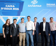O governador Carlos Massa Ratinho Junior anunciou nesta segunda-feira (9) a expansão do programa que viabiliza instalação de caixas d'água em casas de famílias em situação de vulnerabilidade social. Participaram: secretários da Justiça, Família e Trabalho, Ney Leprevost; da Saúde, Beto Preto; presidente da Sanepar, Claudio Stabile; deputados estaduais; prefeitos; entre outras autoridades.Curitiba, 09-09-19.Foto: Arnaldo Alves / AEN.