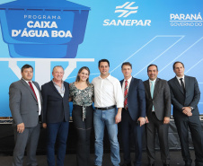 O governador Carlos Massa Ratinho Junior anunciou nesta segunda-feira (9) a expansão do programa que viabiliza instalação de caixas d'água em casas de famílias em situação de vulnerabilidade social. Participaram: secretários da Justiça, Família e Trabalho, Ney Leprevost; da Saúde, Beto Preto; presidente da Sanepar, Claudio Stabile; deputados estaduais; prefeitos; entre outras autoridades.Curitiba, 09-09-19.Foto: Arnaldo Alves / AEN.