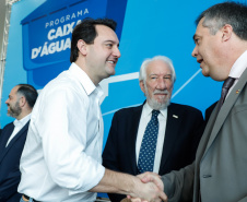 Prefeitos de 64 municípios do Paraná assinaram nesta segunda-feira (9), em evento com o governador Carlos Massa Ratinho Junior, a adesão ao programa Caixa d’Água Boa. A iniciativa viabiliza a instalação de caixas d’águas em casas de famílias carentes. Também foram assinados termos aditivos para outros 70 municípios cujos prefeitos já aderiram ao programa. 