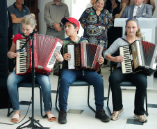 Prefeitos de 64 municípios do Paraná assinaram nesta segunda-feira (9), em evento com o governador Carlos Massa Ratinho Junior, a adesão ao programa Caixa d’Água Boa. A iniciativa viabiliza a instalação de caixas d’águas em casas de famílias carentes. Também foram assinados termos aditivos para outros 70 municípios cujos prefeitos já aderiram ao programa. 