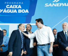 Prefeitos de 64 municípios do Paraná assinaram nesta segunda-feira (9), em evento com o governador Carlos Massa Ratinho Junior, a adesão ao programa Caixa d’Água Boa. A iniciativa viabiliza a instalação de caixas d’águas em casas de famílias carentes. Também foram assinados termos aditivos para outros 70 municípios cujos prefeitos já aderiram ao programa. 