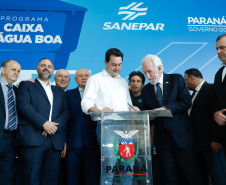 Prefeitos de 64 municípios do Paraná assinaram nesta segunda-feira (9), em evento com o governador Carlos Massa Ratinho Junior, a adesão ao programa Caixa d’Água Boa. A iniciativa viabiliza a instalação de caixas d’águas em casas de famílias carentes. Também foram assinados termos aditivos para outros 70 municípios cujos prefeitos já aderiram ao programa. 