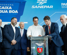 Prefeitos de 64 municípios do Paraná assinaram nesta segunda-feira (9), em evento com o governador Carlos Massa Ratinho Junior, a adesão ao programa Caixa d’Água Boa. A iniciativa viabiliza a instalação de caixas d’águas em casas de famílias carentes. Também foram assinados termos aditivos para outros 70 municípios cujos prefeitos já aderiram ao programa. 