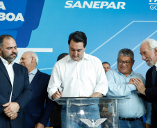 Prefeitos de 64 municípios do Paraná assinaram nesta segunda-feira (9), em evento com o governador Carlos Massa Ratinho Junior, a adesão ao programa Caixa d’Água Boa. A iniciativa viabiliza a instalação de caixas d’águas em casas de famílias carentes. Também foram assinados termos aditivos para outros 70 municípios cujos prefeitos já aderiram ao programa. 