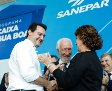 Prefeitos de 64 municípios do Paraná assinaram nesta segunda-feira (9), em evento com o governador Carlos Massa Ratinho Junior, a adesão ao programa Caixa d’Água Boa. A iniciativa viabiliza a instalação de caixas d’águas em casas de famílias carentes. Também foram assinados termos aditivos para outros 70 municípios cujos prefeitos já aderiram ao programa. 