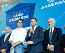 Prefeitos de 64 municípios do Paraná assinaram nesta segunda-feira (9), em evento com o governador Carlos Massa Ratinho Junior, a adesão ao programa Caixa d’Água Boa. A iniciativa viabiliza a instalação de caixas d’águas em casas de famílias carentes. Também foram assinados termos aditivos para outros 70 municípios cujos prefeitos já aderiram ao programa. 