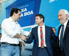 Prefeitos de 64 municípios do Paraná assinaram nesta segunda-feira (9), em evento com o governador Carlos Massa Ratinho Junior, a adesão ao programa Caixa d’Água Boa. A iniciativa viabiliza a instalação de caixas d’águas em casas de famílias carentes. Também foram assinados termos aditivos para outros 70 municípios cujos prefeitos já aderiram ao programa. 