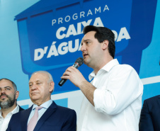 Prefeitos de 64 municípios do Paraná assinaram nesta segunda-feira (9), em evento com o governador Carlos Massa Ratinho Junior, a adesão ao programa Caixa d’Água Boa. A iniciativa viabiliza a instalação de caixas d’águas em casas de famílias carentes. Também foram assinados termos aditivos para outros 70 municípios cujos prefeitos já aderiram ao programa. 