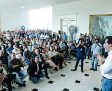 Prefeitos de 64 municípios do Paraná assinaram nesta segunda-feira (9), em evento com o governador Carlos Massa Ratinho Junior, a adesão ao programa Caixa d’Água Boa. A iniciativa viabiliza a instalação de caixas d’águas em casas de famílias carentes. Também foram assinados termos aditivos para outros 70 municípios cujos prefeitos já aderiram ao programa. 