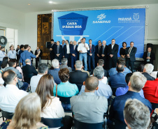 Prefeitos de 64 municípios do Paraná assinaram nesta segunda-feira (9), em evento com o governador Carlos Massa Ratinho Junior, a adesão ao programa Caixa d’Água Boa. A iniciativa viabiliza a instalação de caixas d’águas em casas de famílias carentes. Também foram assinados termos aditivos para outros 70 municípios cujos prefeitos já aderiram ao programa. 