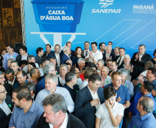 Prefeitos de 64 municípios do Paraná assinaram nesta segunda-feira (9), em evento com o governador Carlos Massa Ratinho Junior, a adesão ao programa Caixa d’Água Boa. A iniciativa viabiliza a instalação de caixas d’águas em casas de famílias carentes. Também foram assinados termos aditivos para outros 70 municípios cujos prefeitos já aderiram ao programa. 