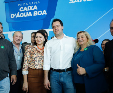 Prefeitos de 64 municípios do Paraná assinaram nesta segunda-feira (9), em evento com o governador Carlos Massa Ratinho Junior, a adesão ao programa Caixa d’Água Boa. A iniciativa viabiliza a instalação de caixas d’águas em casas de famílias carentes. Também foram assinados termos aditivos para outros 70 municípios cujos prefeitos já aderiram ao programa. 