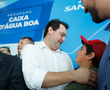 Prefeitos de 64 municípios do Paraná assinaram nesta segunda-feira (9), em evento com o governador Carlos Massa Ratinho Junior, a adesão ao programa Caixa d’Água Boa. A iniciativa viabiliza a instalação de caixas d’águas em casas de famílias carentes. Também foram assinados termos aditivos para outros 70 municípios cujos prefeitos já aderiram ao programa. 
