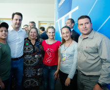 Prefeitos de 64 municípios do Paraná assinaram nesta segunda-feira (9), em evento com o governador Carlos Massa Ratinho Junior, a adesão ao programa Caixa d’Água Boa. A iniciativa viabiliza a instalação de caixas d’águas em casas de famílias carentes. Também foram assinados termos aditivos para outros 70 municípios cujos prefeitos já aderiram ao programa. 