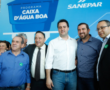 Prefeitos de 64 municípios do Paraná assinaram nesta segunda-feira (9), em evento com o governador Carlos Massa Ratinho Junior, a adesão ao programa Caixa d’Água Boa. A iniciativa viabiliza a instalação de caixas d’águas em casas de famílias carentes. Também foram assinados termos aditivos para outros 70 municípios cujos prefeitos já aderiram ao programa. 