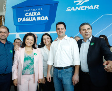 Prefeitos de 64 municípios do Paraná assinaram nesta segunda-feira (9), em evento com o governador Carlos Massa Ratinho Junior, a adesão ao programa Caixa d’Água Boa. A iniciativa viabiliza a instalação de caixas d’águas em casas de famílias carentes. Também foram assinados termos aditivos para outros 70 municípios cujos prefeitos já aderiram ao programa. 