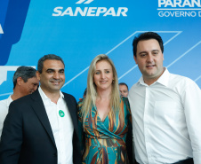 Prefeitos de 64 municípios do Paraná assinaram nesta segunda-feira (9), em evento com o governador Carlos Massa Ratinho Junior, a adesão ao programa Caixa d’Água Boa. A iniciativa viabiliza a instalação de caixas d’águas em casas de famílias carentes. Também foram assinados termos aditivos para outros 70 municípios cujos prefeitos já aderiram ao programa. 