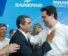 Prefeitos de 64 municípios do Paraná assinaram nesta segunda-feira (9), em evento com o governador Carlos Massa Ratinho Junior, a adesão ao programa Caixa d’Água Boa. A iniciativa viabiliza a instalação de caixas d’águas em casas de famílias carentes. Também foram assinados termos aditivos para outros 70 municípios cujos prefeitos já aderiram ao programa. 