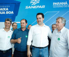 Prefeitos de 64 municípios do Paraná assinaram nesta segunda-feira (9), em evento com o governador Carlos Massa Ratinho Junior, a adesão ao programa Caixa d’Água Boa. A iniciativa viabiliza a instalação de caixas d’águas em casas de famílias carentes. Também foram assinados termos aditivos para outros 70 municípios cujos prefeitos já aderiram ao programa. 