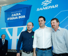 Prefeitos de 64 municípios do Paraná assinaram nesta segunda-feira (9), em evento com o governador Carlos Massa Ratinho Junior, a adesão ao programa Caixa d’Água Boa. A iniciativa viabiliza a instalação de caixas d’águas em casas de famílias carentes. Também foram assinados termos aditivos para outros 70 municípios cujos prefeitos já aderiram ao programa. 