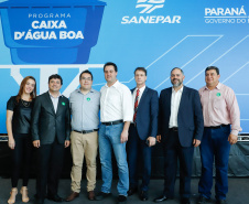 Prefeitos de 64 municípios do Paraná assinaram nesta segunda-feira (9), em evento com o governador Carlos Massa Ratinho Junior, a adesão ao programa Caixa d’Água Boa. A iniciativa viabiliza a instalação de caixas d’águas em casas de famílias carentes. Também foram assinados termos aditivos para outros 70 municípios cujos prefeitos já aderiram ao programa. 