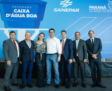 Prefeitos de 64 municípios do Paraná assinaram nesta segunda-feira (9), em evento com o governador Carlos Massa Ratinho Junior, a adesão ao programa Caixa d’Água Boa. A iniciativa viabiliza a instalação de caixas d’águas em casas de famílias carentes. Também foram assinados termos aditivos para outros 70 municípios cujos prefeitos já aderiram ao programa. 