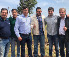 O Instituto de Terras, Cartografia e Geologia do Paraná (ITCG) assinou um Termo de Cooperação para que seja concluído o processo de reforma agrária e regularização fundiária dos assentamentos Norte Sul e Novo Horizonte, entre os municípios de Cafeara e Santo Inácio, no Noroeste do Estado, com anuência da Superintendência do Instituto Nacional de Colonização e Reforma Agrária (Incra). Foto: Divulgação/ITCG