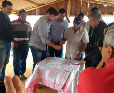 O Instituto de Terras, Cartografia e Geologia do Paraná (ITCG) assinou um Termo de Cooperação para que seja concluído o processo de reforma agrária e regularização fundiária dos assentamentos Norte Sul e Novo Horizonte, entre os municípios de Cafeara e Santo Inácio, no Noroeste do Estado, com anuência da Superintendência do Instituto Nacional de Colonização e Reforma Agrária (Incra). Foto: Divulgação/ITCG