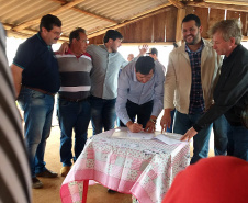 O Instituto de Terras, Cartografia e Geologia do Paraná (ITCG) assinou um Termo de Cooperação para que seja concluído o processo de reforma agrária e regularização fundiária dos assentamentos Norte Sul e Novo Horizonte, entre os municípios de Cafeara e Santo Inácio, no Noroeste do Estado, com anuência da Superintendência do Instituto Nacional de Colonização e Reforma Agrária (Incra). Foto: Divulgação/ITCG