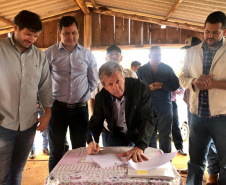 O Instituto de Terras, Cartografia e Geologia do Paraná (ITCG) assinou um Termo de Cooperação para que seja concluído o processo de reforma agrária e regularização fundiária dos assentamentos Norte Sul e Novo Horizonte, entre os municípios de Cafeara e Santo Inácio, no Noroeste do Estado, com anuência da Superintendência do Instituto Nacional de Colonização e Reforma Agrária (Incra). Foto: Divulgação/ITCG