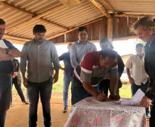 O Instituto de Terras, Cartografia e Geologia do Paraná (ITCG) assinou um Termo de Cooperação para que seja concluído o processo de reforma agrária e regularização fundiária dos assentamentos Norte Sul e Novo Horizonte, entre os municípios de Cafeara e Santo Inácio, no Noroeste do Estado, com anuência da Superintendência do Instituto Nacional de Colonização e Reforma Agrária (Incra). Foto: Divulgação/ITCG