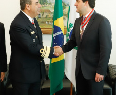 O governador Carlos Massa Ratinho Junior foi condecorado nesta terça-feira (10) com a medalha da Ordem do Mérito Naval no Grau de Grande Oficial. A honraria foi concedida pelo presidente da República, Jair Messias Bolsonaro. A medalha tem a finalidade de agraciar militares da Marinha e personalidades civis e militares, brasileiras ou estrangeiras, que prestaram relevantes serviços à corporação. Foto: Rodrigo Felix Leal/AEN