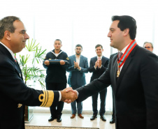 O governador Carlos Massa Ratinho Junior foi condecorado nesta terça-feira (10) com a medalha da Ordem do Mérito Naval no Grau de Grande Oficial. A honraria foi concedida pelo presidente da República, Jair Messias Bolsonaro. A medalha tem a finalidade de agraciar militares da Marinha e personalidades civis e militares, brasileiras ou estrangeiras, que prestaram relevantes serviços à corporação. Foto: Rodrigo Felix Leal/AEN