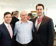 O governador Carlos Massa Ratinho Junior foi condecorado nesta terça-feira (10) com a medalha da Ordem do Mérito Naval no Grau de Grande Oficial. A honraria foi concedida pelo presidente da República, Jair Messias Bolsonaro. A medalha tem a finalidade de agraciar militares da Marinha e personalidades civis e militares, brasileiras ou estrangeiras, que prestaram relevantes serviços à corporação. Foto: Rodrigo Felix Leal/AEN