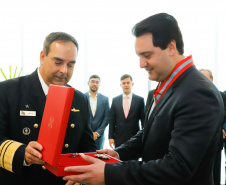 O governador Carlos Massa Ratinho Junior foi condecorado nesta terça-feira (10) com a medalha da Ordem do Mérito Naval no Grau de Grande Oficial. A honraria foi concedida pelo presidente da República, Jair Messias Bolsonaro. A medalha tem a finalidade de agraciar militares da Marinha e personalidades civis e militares, brasileiras ou estrangeiras, que prestaram relevantes serviços à corporação. Foto: Rodrigo Felix Leal/AEN