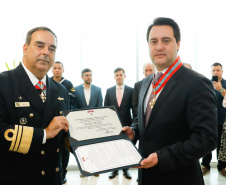 O governador Carlos Massa Ratinho Junior foi condecorado nesta terça-feira (10) com a medalha da Ordem do Mérito Naval no Grau de Grande Oficial. A honraria foi concedida pelo presidente da República, Jair Messias Bolsonaro. A medalha tem a finalidade de agraciar militares da Marinha e personalidades civis e militares, brasileiras ou estrangeiras, que prestaram relevantes serviços à corporação. Foto: Rodrigo Felix Leal/AEN