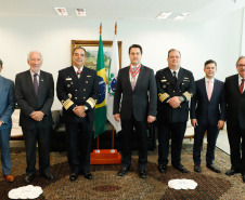 O governador Carlos Massa Ratinho Junior foi condecorado nesta terça-feira (10) com a medalha da Ordem do Mérito Naval no Grau de Grande Oficial. A honraria foi concedida pelo presidente da República, Jair Messias Bolsonaro. A medalha tem a finalidade de agraciar militares da Marinha e personalidades civis e militares, brasileiras ou estrangeiras, que prestaram relevantes serviços à corporação. Foto: Rodrigo Felix Leal/AEN