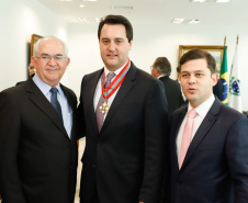 O governador Carlos Massa Ratinho Junior foi condecorado nesta terça-feira (10) com a medalha da Ordem do Mérito Naval no Grau de Grande Oficial. A honraria foi concedida pelo presidente da República, Jair Messias Bolsonaro. A medalha tem a finalidade de agraciar militares da Marinha e personalidades civis e militares, brasileiras ou estrangeiras, que prestaram relevantes serviços à corporação. Foto: Rodrigo Felix Leal/AEN