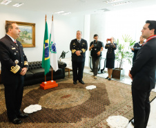 O governador Carlos Massa Ratinho Junior foi condecorado nesta terça-feira (10) com a medalha da Ordem do Mérito Naval no Grau de Grande Oficial. A honraria foi concedida pelo presidente da República, Jair Messias Bolsonaro. A medalha tem a finalidade de agraciar militares da Marinha e personalidades civis e militares, brasileiras ou estrangeiras, que prestaram relevantes serviços à corporação. Foto: Rodrigo Felix Leal/AEN