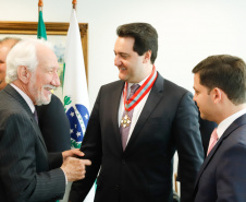 O governador Carlos Massa Ratinho Junior foi condecorado nesta terça-feira (10) com a medalha da Ordem do Mérito Naval no Grau de Grande Oficial. A honraria foi concedida pelo presidente da República, Jair Messias Bolsonaro. A medalha tem a finalidade de agraciar militares da Marinha e personalidades civis e militares, brasileiras ou estrangeiras, que prestaram relevantes serviços à corporação. Foto: Rodrigo Felix Leal/AEN