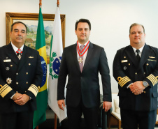 O governador Carlos Massa Ratinho Junior foi condecorado nesta terça-feira (10) com a medalha da Ordem do Mérito Naval no Grau de Grande Oficial. A honraria foi concedida pelo presidente da República, Jair Messias Bolsonaro. A medalha tem a finalidade de agraciar militares da Marinha e personalidades civis e militares, brasileiras ou estrangeiras, que prestaram relevantes serviços à corporação. Foto: Rodrigo Felix Leal/AEN