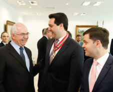 O governador Carlos Massa Ratinho Junior foi condecorado nesta terça-feira (10) com a medalha da Ordem do Mérito Naval no Grau de Grande Oficial. A honraria foi concedida pelo presidente da República, Jair Messias Bolsonaro. A medalha tem a finalidade de agraciar militares da Marinha e personalidades civis e militares, brasileiras ou estrangeiras, que prestaram relevantes serviços à corporação. Foto: Rodrigo Felix Leal/AEN