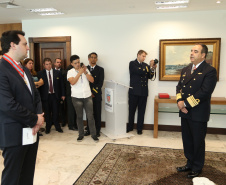 O governador Carlos Massa Ratinho Junior foi condecorado nesta terça-feira (10) com a medalha da Ordem do Mérito Naval no Grau de Grande Oficial. A honraria foi concedida pelo presidente da República, Jair Messias Bolsonaro. A medalha tem a finalidade de agraciar militares da Marinha e personalidades civis e militares, brasileiras ou estrangeiras, que prestaram relevantes serviços à corporação. Foto: José Fernando Ogura/AEN