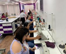 O secretário da Justiça, Família e Trabalho do Governo do Paraná (Sejuf), Ney Leprevost, lançou nesta quarta-feira (11/09) o projeto Carretas do Conhecimento em Foz do Iguaçu, no Oeste paranaense. A unidade móvel com o curso de confecção está instalada na Praça da Paz e permanecerá no local até o dia 10 de outubro, quando encerram as aulas.  Foto: Divulgação/SEJUF