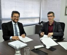 O diretor-presidente da Fomento Paraná, Heraldo Neves, e o presidente da Assespro-Paraná (Associação das Empresas Brasileiras de Tecnologia da Informação), Adriano Krzyuy, assinaram nesta quinta (12) um contrato de prestação de serviços pelo qual a entidade se credenciou para atuar como correspondente da Fomento para viabilizar operações de financiamento para as empresas associadas à entidade em todo o Estado. Foto:Luciano Patzsch / Fomento Paraná